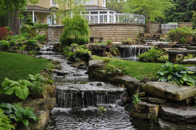 paysagiste-ST RAPHAEL-min_landscaping-rock-louisville-ky-traditional-landscape-and-boulders-brick-wall-bushes-grass-koi-law